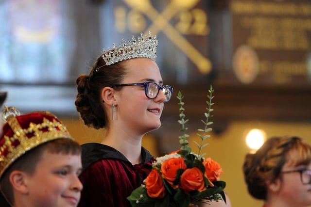 The crowning of the 2022 Summer King & Queen, Jayce Haston and Summer Lee by Luke Drummond, Citizen of the Year (Pic:  Fife Photo Agency)
