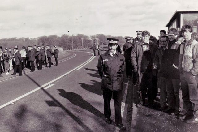 Picket line at the old police HQ in Dysart the 1984 miners' strike (Pic: Ian Rice)