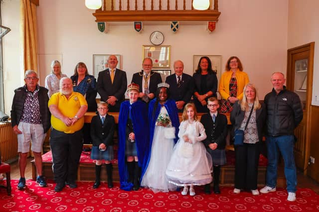 The Royal party including Summer Queen Kai Chatikobo and Summer King Leo Fraser with Burntisland Exiles, Deputy Provost Dave Dempsey, Neale Hanvey MP, Councillor Lesley Backhouse, Councillor Julie Macdougall and Games Chieftan Carole Anne Crossan.  (Pic: Scott Louden).