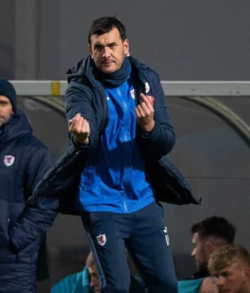 Raith boss Ian Murray encourages his troops during Saturday's defeat (Pic by Paul Devlin/SNS Group)