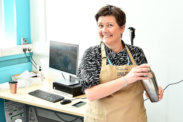 Chef Fiona McLeod hosts a cocktail making class