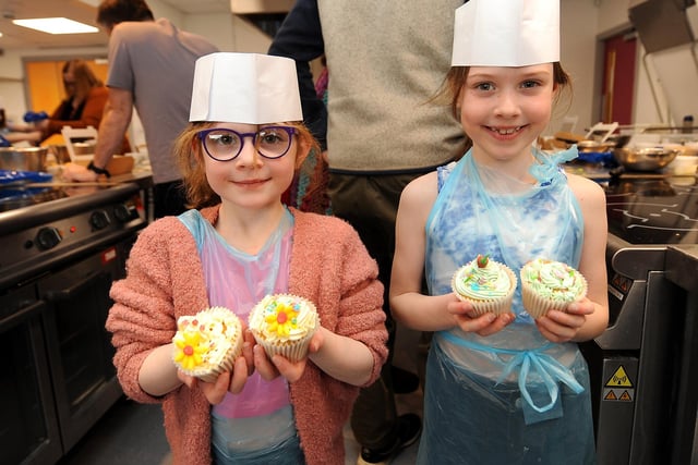Abby & Izzy Crawford at the cake decorating class