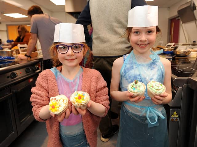Abby & Izzy Crawford at the cake decorating class