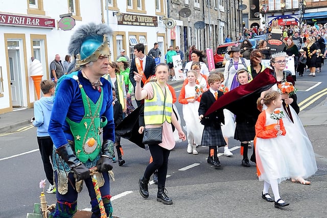 Civic week parade  (Pic:  Fife Photo Agency)