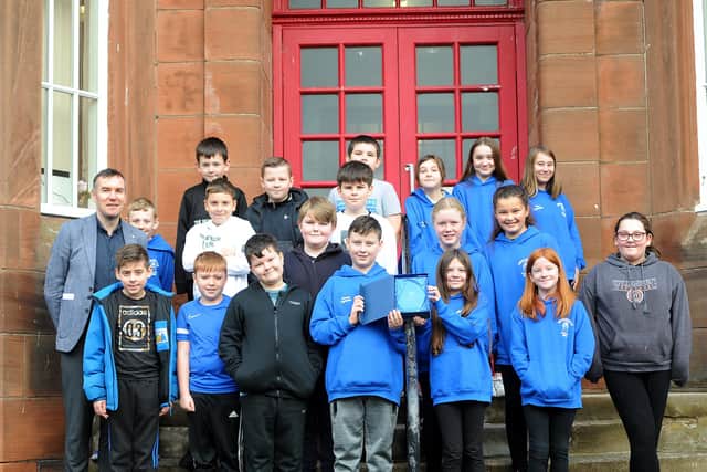 Mr Noble with his class that won the Young Writers Competition. Pic: Fife Photo Agency.