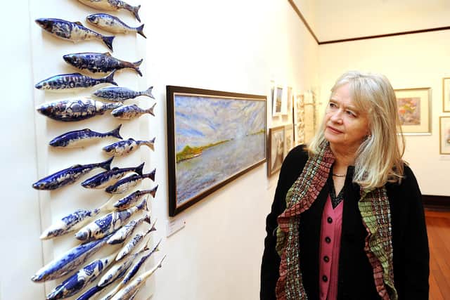Kirkcaldy Art Club's 60th anniversary exhibition in Kirkcaldy Galleries   - Vera Lethbridge admires work by artist Simon Ward. Pic: Fife Photo Agency