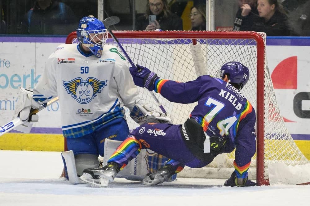 Dariel Kielb up against netminder Shane Owen (Al Goold)