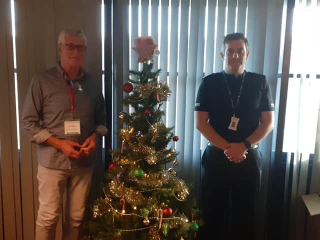 Steve Bryan, project worker with Curnie Clubs (left) with Chief Superintendent Derek McEwan, Divisional Commander for Fife who are raising awareness of social isolation as part of this year's festive police campaign in Fife.