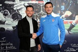 Easton is welcomed to Stark's Park by manager Ian Murray.