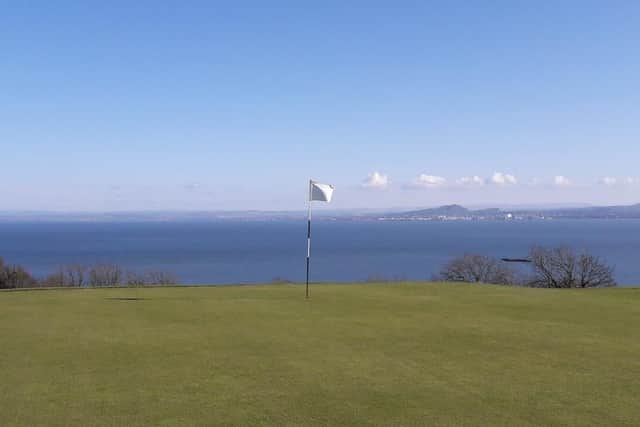 Overlooking the Firth of Forth the course boasts panoramic views