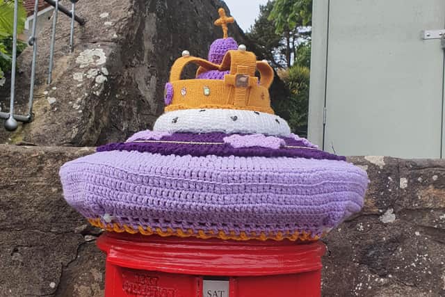 The mysterious knitter has left a crown topper to celebrate the Queen's Platinum Jubilee.