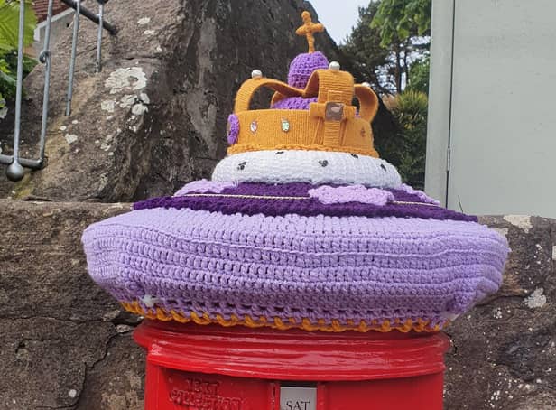The mysterious knitter has left a crown topper to celebrate the Queen's Platinum Jubilee.