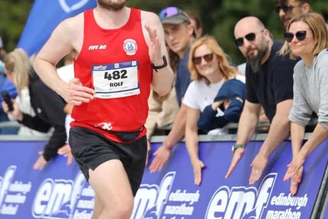 Gunnemann running down to Edinburgh Marathon finish line