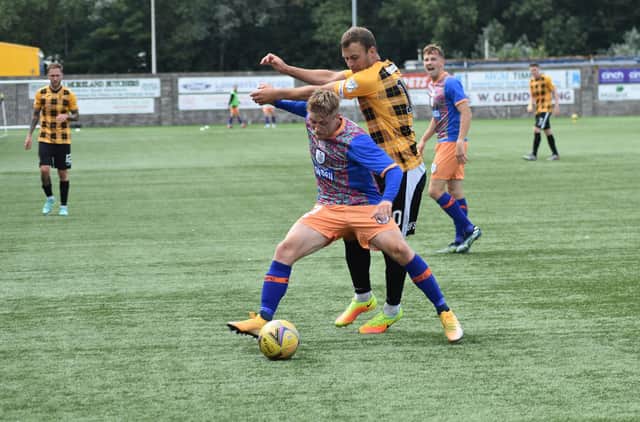 East Fife's Kevin Smith tussles with Tommy Robson during Saturday's draw with Queen's Park (Pic: Kenny McKay)
