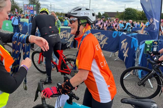 Liz McElroy receiving her medal at Sir Chris Hoy's Tour De 4