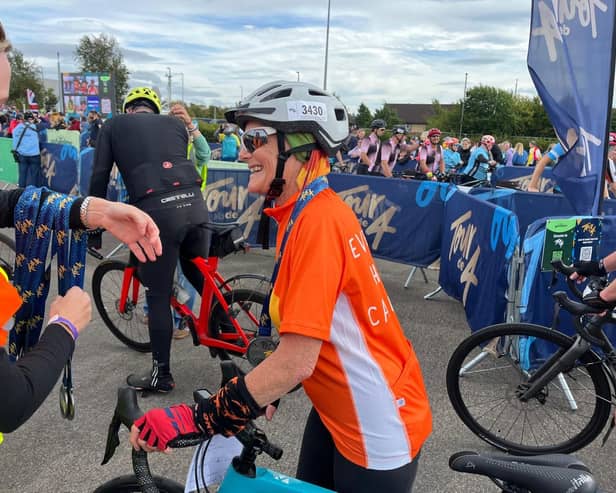 Liz McElroy receiving her medal at Sir Chris Hoy's Tour De 4