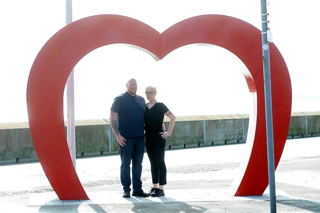 Ricky and Marzena Barclay from Merchants House Cafe check out the new giant heart sculpture (Pic: Fife Photo Agency)