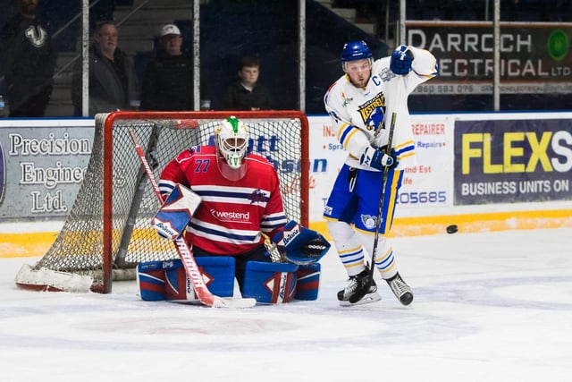 More pressure around the Dundee Comets net as Kirkcaldy Kestrels chase down their first league title since 2015-16