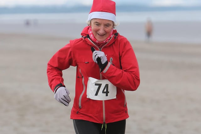 Anster Haddies' Catriona Duncan was 35th in their Santa's Sleigh of Fire 5k beach race at St Andrews on Sunday in 28:50
