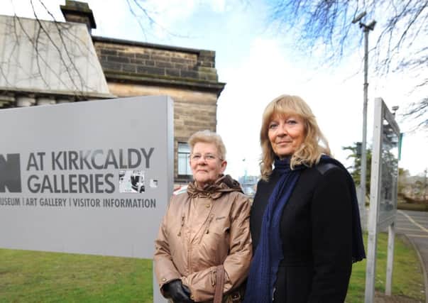 Hazel Weierter and Alice Soper are highlighting the lack of tourist information services in Kirkcaldy.  Pic: Fife Photo Agency.