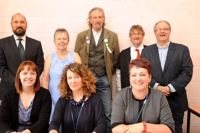 Buckhaven High School -  Fife -  
Actor Clive Russell with the school closure committee -
credit - fife photo agency -