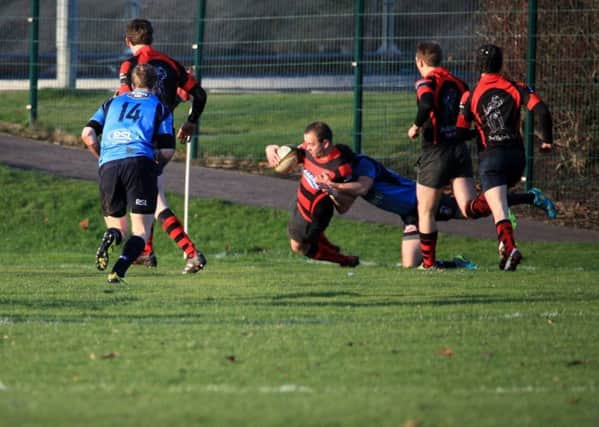 Gary Anderson goes down over the try-line for Waid