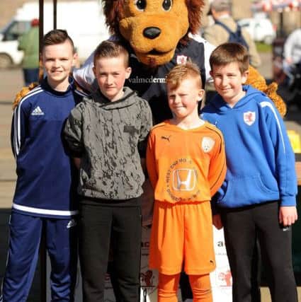 Pupils from Capshard PS with Roary Rover (Fife Photo Agency)