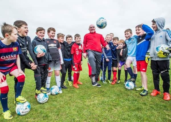 Willi Miller passes on some tips to the Burntisland pupils (picture by Alan Peebles)