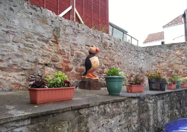 The carved puffin from Cellardyke has been returned.