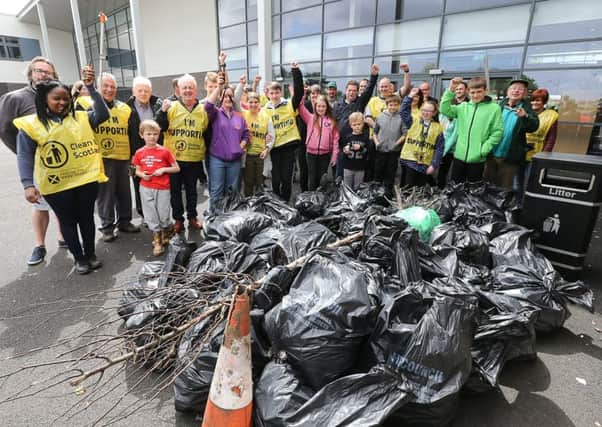 Volunteers at Levenmouth Community Clean Up.