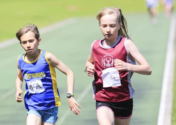 Isla Hedley and Ruby Methven in the mini 800m (picture by Chris Wallard).