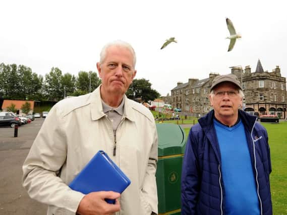 John Bruce and Gordon Langlands discuss the problems in Burntisland. Pic by Fife Photo Agency