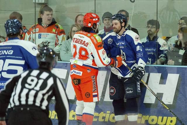 Zak Fitzgerald (Sheffield Steelers) in action against MK Lightning (Pic: Tony Sargeant)