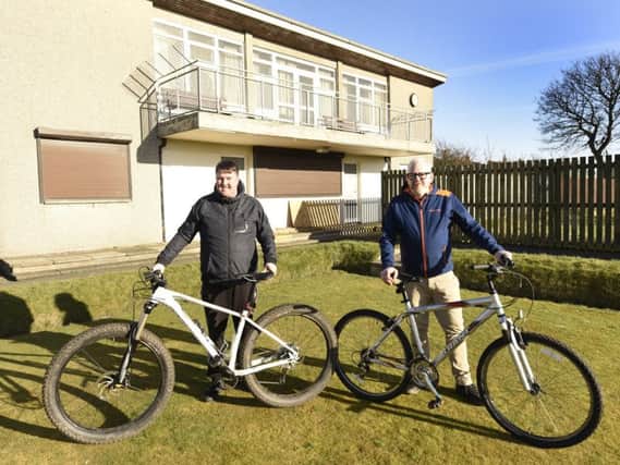 Martin Forbes (left) and Gary Hughes from the Gallatown Bike Hub.  Pic by Fife Photo Agency