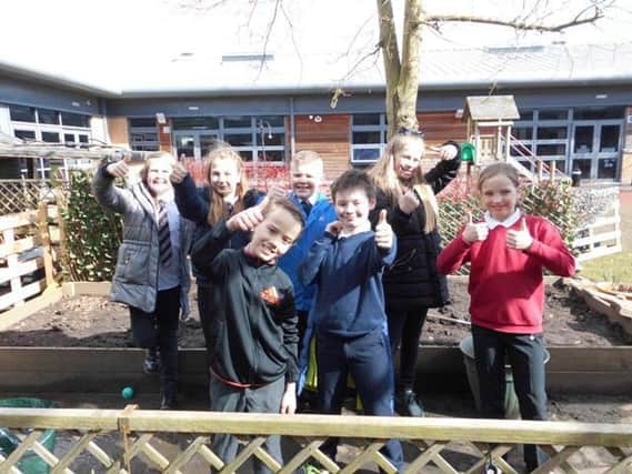 The pupils give Zander the thumbs up!