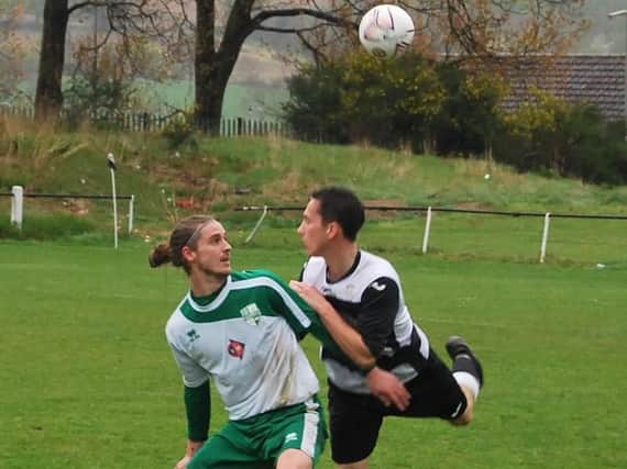 Thornton Hibs' Garry Thomson tussles for the ball with Greg Warwick of Downfield