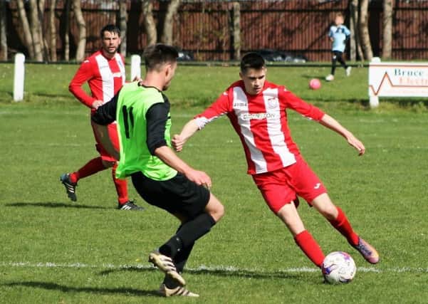 Newburgh look to build another move up the park. Picture by Graham Strachan.