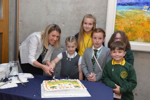 MSP Jenny Gilruth and primary school children cut the birthday cake. Pic: George Mcluskie.