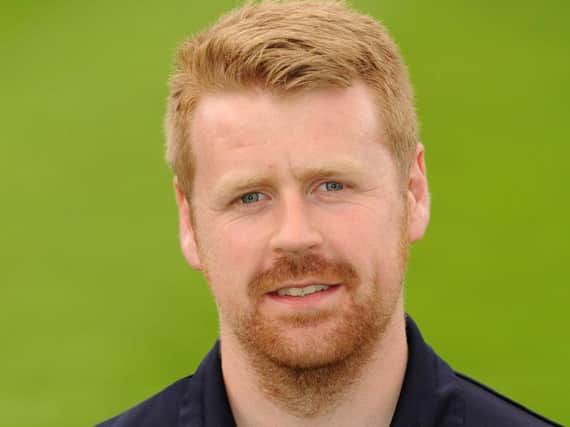 Raith sports therapist Stuart Phin is leaving to take up a role at Dunfermline Athletic.