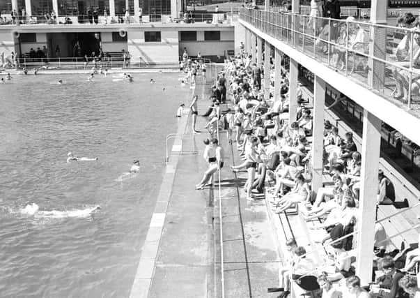 Burntisland open air swimming pool and links in background.
Holidaymakers enjoy the sun.