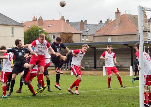 St Andrews pile on the pressure. Pic by Blair Smith.