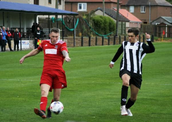 Newburgh look to cut out a YM attack. Pic by Graham Strachan.