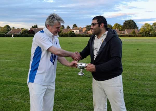 StAUSCC captain Stan Frankland recieves the Ferrier Cup from DUSCC captain Hamza Khan. Photo by A. Haines.