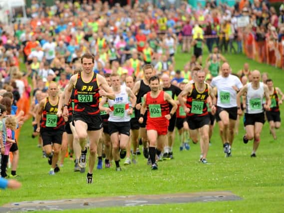 Hundreds of runners set off at the start of the Aberdour Donkey Brae race. Pic: Fife Photo Agency
